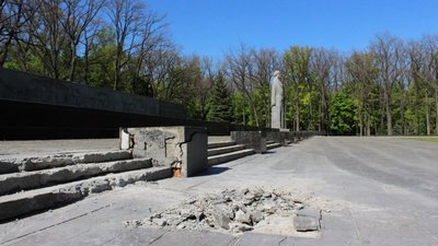 На Харківщині обмежили доступ до меморіалів 8-9 травня На Харківщині обмежили доступ до меморіалів 8-9 травня