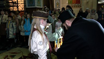 У Рівне привезли вогонь миру з Вифлеєма У Рівне привезли вогонь миру з Вифлеєма