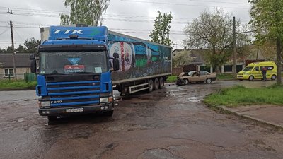 У Житомирі легковик зіткнувся з вантажівкою: водія легковика госпіталізували У Житомирі легковик зіткнувся з вантажівкою: водія легковика госпіталізували