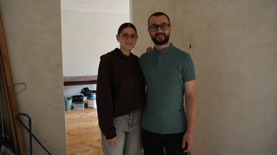 Ветеран війни Юрій Сердюк з дружиною у новій квартирі