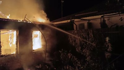Пошкоджений дах і домашні речі. У Нікополі на Дніпропетровщині горів будинок