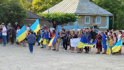 На Вінниччині зустріли звільненого з полону саксофоніста Ростислава Богуцького На Вінниччині зустріли звільненого з полону саксофоніста Ростислава Богуцького