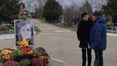 Посолкиня Німеччини в Україні відвідала могилу Катерини Гандзюк (ФОТО) Посолкиня Німеччини в Україні відвідала могилу Катерини Гандзюк (ФОТО)