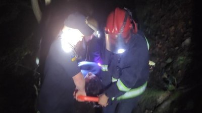 На Франківщині в місті Яремче біля водоспаду чоловік впав у прірву На Франківщині в місті Яремче біля водоспаду чоловік впав у прірву