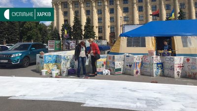День вишиванки у Харкові: на площі Свободи малюють візерунок День вишиванки у Харкові: на площі Свободи малюють візерунок
