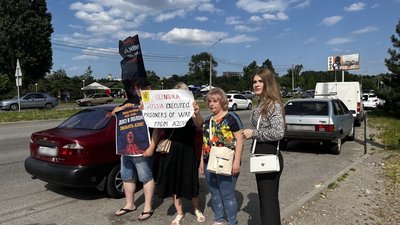У Запоріжжі відбувся автопробіг на підтримку військополонених із Оленівки У Запоріжжі відбувся автопробіг на підтримку військополонених із Оленівки