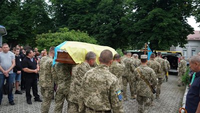 У Мукачеві попрощалися із полеглим воїном полковником Володимиром Лазуком У Мукачеві попрощалися із полеглим воїном полковником Володимиром Лазуком