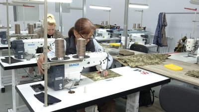 На швейне підприємство вже влаштувались 9 працівників На швейне підприємство вже влаштувались 9 працівників