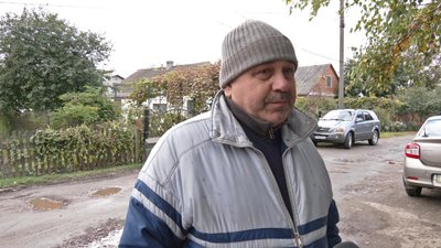 "Скоро ями будуть по пояс": мешканці мікрорайону в Луцьку скаржаться на погану дорогу "Скоро ями будуть по пояс": мешканці мікрорайону в Луцьку скаржаться на погану дорогу