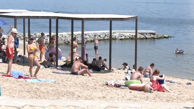"У разі тривоги лежу на пляжі та і все". Попри заборону запоріжці продовжують відвідувати пляжі