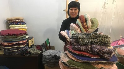 "Вони їх носять за пазухою, а коли стрибають в танки, дістають". Сумська майстриня шиє військовим "підпопники" "Вони їх носять за пазухою, а коли стрибають в танки, дістають". Сумська майстриня шиє військовим "підпопники"