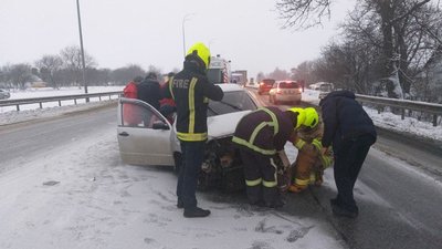 На Рівненщині аварія з двома легковиками. Є травмована – ДСНС На Рівненщині аварія з двома легковиками. Є травмована – ДСНС