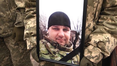 Загинули у першому бою: в Житомирі попрощалися із військовими, які у квітні загинули у боях на Херсонщині Загинули у першому бою: в Житомирі попрощалися із військовими, які у квітні загинули у боях на Херсонщині
