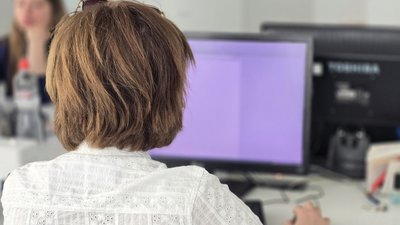 Працівниця за комп'ютером