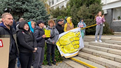 У Черкасах під міськрадою відбулася акція протесту У Черкасах під міськрадою відбулася акція протесту