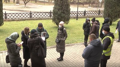 У Херсоні родичі та друзі вбитого рік тому каховчанина пікетували апеляційний суд У Херсоні родичі та друзі вбитого рік тому каховчанина пікетували апеляційний суд