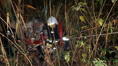 На Харківщині рятувальники діставали чоловіка з болота На Харківщині рятувальники діставали чоловіка з болота