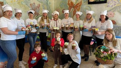Переселенці у Нововолинську спекли паски військовим