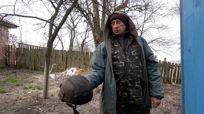 Олександр з каскою російського солдата Олександр з каскою російського солдата
