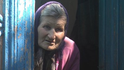 За все своє життя бабся Зіна, каже, не отримувала жодного укола. Фото: Суспільне. За все своє життя бабся Зіна, каже, не отримувала жодного укола. Фото: Суспільне.