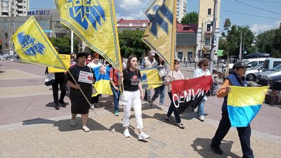 Скандуючи патріотичні гасла учасники акції пройшлись середмістям Хмельницького. 26.05.2023 рік.