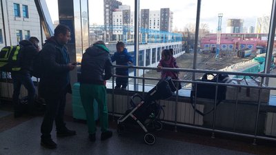 "Наші собаки тримають нас у тонусі". Короткі історії з вокзалу під час евакуації "Наші собаки тримають нас у тонусі". Короткі історії з вокзалу під час евакуації