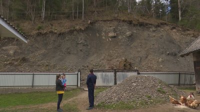 На Верховинщині з гори на сільські подвір’я падають кам’яні брили На Верховинщині з гори на сільські подвір’я падають кам’яні брили