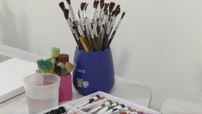 Кісточки та фарби у кабінеті
