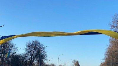 "Так будемо піднімати бойовий дух": на Вінниччині в'їзд у місто прикрасили прапором України