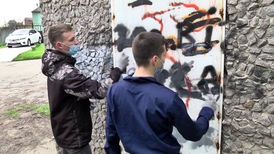 Жителі Херсона замальовували написи з рекламою наркотиків