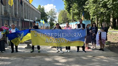У громаді зустріли захисника, якого звільнили з полону