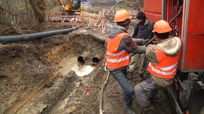 У Житомирі ремонтують водопровідну трубу, яка живить усю центральну частину міста У Житомирі ремонтують водопровідну трубу, яка живить усю центральну частину міста