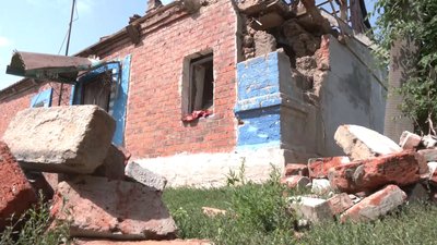 Консервують городину та пиляють дрова. Як готуються до зими жителі села на Запоріжжі, що під постійними обстрілами Консервують городину та пиляють дрова. Як готуються до зими жителі села на Запоріжжі, що під постійними обстрілами