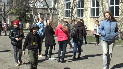 "Для них сьогодні свято". У ліцеї Івано-Франківська повернулися учні початкової школи "Для них сьогодні свято". У ліцеї Івано-Франківська повернулися учні початкової школи