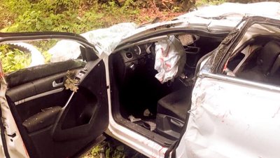 В Яремчі автомобіль зірвався в обрив. Є загиблі В Яремчі автомобіль зірвався в обрив. Є загиблі