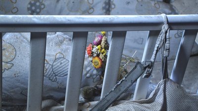 Холодильник над прірвою й уламки меблів. Внаслідок ракетного удару в одеському ЖК пошкоджено вісім квартир Холодильник над прірвою й уламки меблів. Внаслідок ракетного удару в одеському ЖК пошкоджено вісім квартир