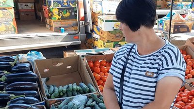 Світлана на ринку продає огірки з Тернопільщини. Світлана на ринку продає огірки з Тернопільщини.