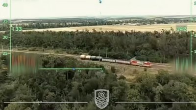 Українські військові уразили паливну цистерну та тепловоз на залізниці до Криму