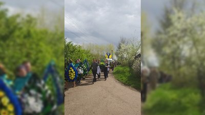 У селі Тиниця на Чернігівщині попрощалися з солдатом Олександром Кузьменком, що загинув на Донеччині У селі Тиниця на Чернігівщині попрощалися з солдатом Олександром Кузьменком, що загинув на Донеччині