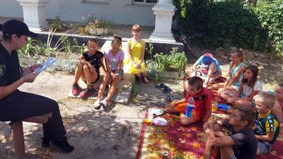 На Херсонщині патрульна пише вірші та читає їх дітям На Херсонщині патрульна пише вірші та читає їх дітям