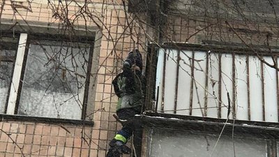 Патрульні Тернополя врятували дитину від падіння з дванадцятиметрової висоти