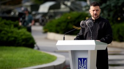 "Україна не подарує свою землю окупанту" — Зеленський на урочистостях з нагоди Дня державного прапора