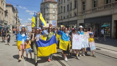 Під гаслом "Росія вбиває планету". Біженці з Миколаївщини долучилися до мітингу у Франції Під гаслом "Росія вбиває планету". Біженці з Миколаївщини долучилися до мітингу у Франції