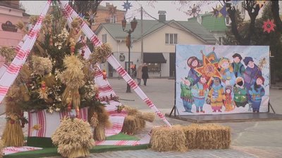 На площі Європейській встановили дідух 3, 5 метри заввишки