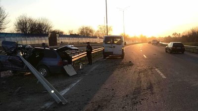 Обгін та зіткнення з відбійником: у поліції розповіли деталі ДТП біля Рівного Обгін та зіткнення з відбійником: у поліції розповіли деталі ДТП біля Рівного