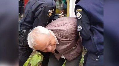 Патрульні, які одягли на пенсіонера кайданки в Чернівцях, отримали догани: що це означає