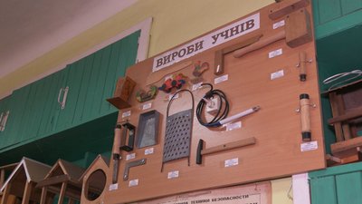 На Черкащині учні на уроках праці виготовляють інструменти для школи На Черкащині учні на уроках праці виготовляють інструменти для школи