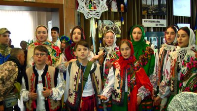 В українських костюмах та з зіркою: вінницькі школярі колядували, щоб зібрати гроші на дрон для оборонців В українських костюмах та з зіркою: вінницькі школярі колядували, щоб зібрати гроші на дрон для оборонців