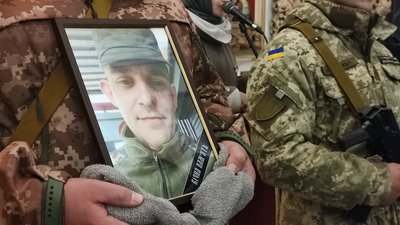 "Вірю, що герої не вмирають": у Полтаві попрощалися із загиблим військовим Олегом Приходьком