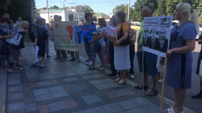 Біля міськради у Полтаві вдруге протестували проти зведення багатоповерхівки Біля міськради у Полтаві вдруге протестували проти зведення багатоповерхівки